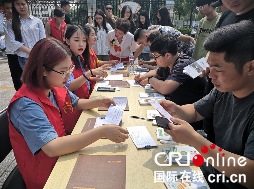 （供稿 公益列表 三吴大地泰州 移动版）江苏农牧科技职业学院举办宠物领养仪式