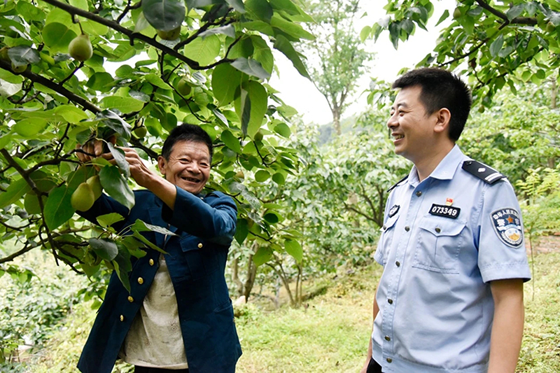 成都大邑县党员民警杨攀:做一名对人民有用的人_fororder_杨攀(右)走访群众-供图-大邑县公安局