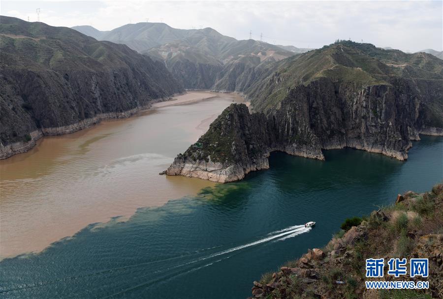 甘肃临夏刘家峡水库：“半江碧水半江浑”