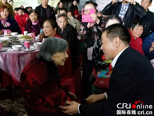 图片默认标题_fororder_李兴海与102岁老人郑仲萱亲切交谈--摄影何芳