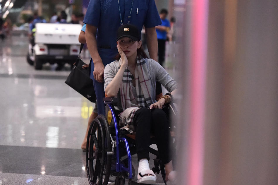 坐轮椅推下悬崖表情包分享展示