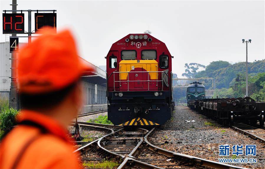 4月25日，搭載出口歐洲防疫物資的X8098次貨物列車在廈門海滄站鳴笛出發(fā)。 當(dāng)日，中歐班列X8098次貨物列車從福建廈門海滄站出發(fā)，開往德國(guó)漢堡。這趟中歐班列搭載50個(gè)40尺標(biāo)準(zhǔn)集裝箱，裝有一次性防疫口罩、簡(jiǎn)易呼吸器、輸液器、防護(hù)服等約468萬(wàn)件防疫物資，以及服裝、電子產(chǎn)品等貨物。 據(jù)中國(guó)鐵路南昌局集團(tuán)有限公司數(shù)據(jù)統(tǒng)計(jì)，2020年第一季度，漳州車務(wù)段海滄站已累計(jì)開行中歐班列66列，裝車3014輛，貨物價(jià)值約2億美元；與2019年同期相比，開行列數(shù)增長(zhǎng)88%，裝運(yùn)量增長(zhǎng)196%，運(yùn)輸收入增長(zhǎng)219%。 新華社記者 魏培全 攝