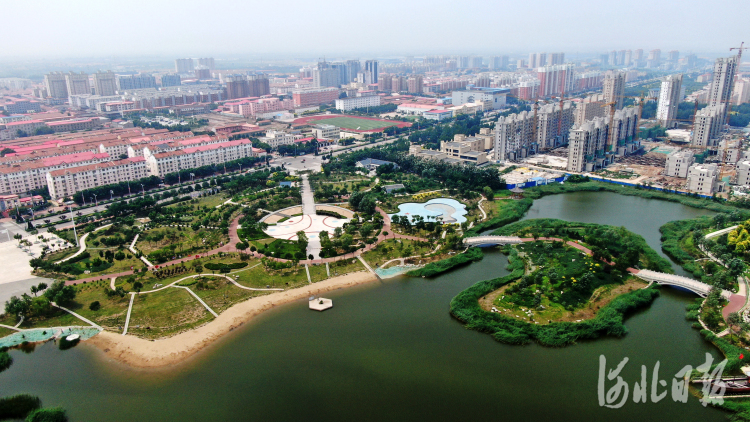 河北省海兴县通过微地形处理,艺术景观植入等措施,在废弃坑塘原址上建