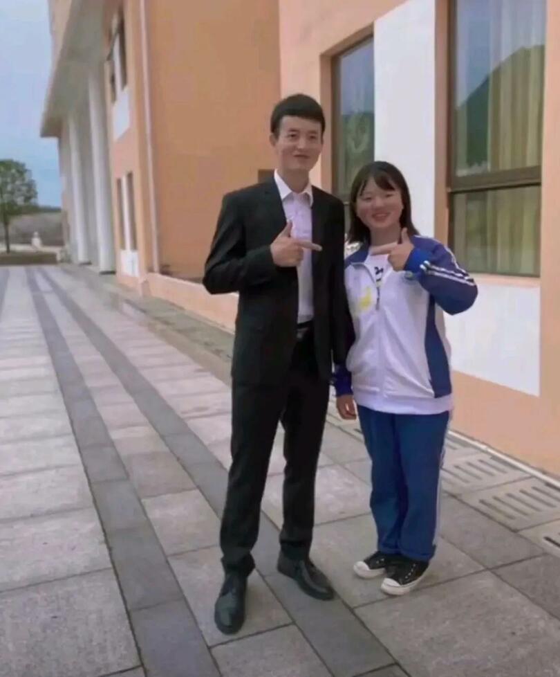 ครูมัธยมคนดังเลี้ยงหม้อไฟนร.ที่ชาวเน็ตกดไลค์รัวๆ_fororder_1.3