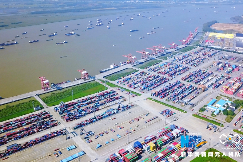 （焦点图）长江船来船往 南京龙潭港码头一派繁忙