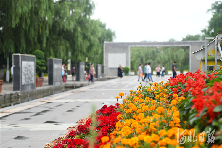 2021年7月22日,游客在河北省张家口市宣化区万柳公园健身.