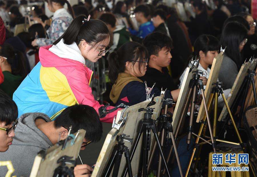 8千名考生参加“百校联考” 备战美术艺考(组图)
