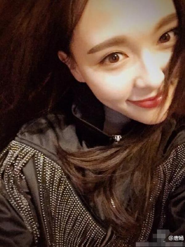 唐嫣晒自拍美照笑容好甜 妆容精致皮肤白皙