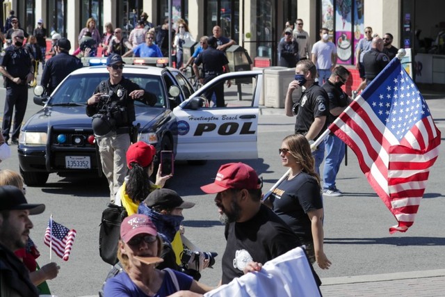 美国加州多人在反对"居家令"抗议活动中被捕