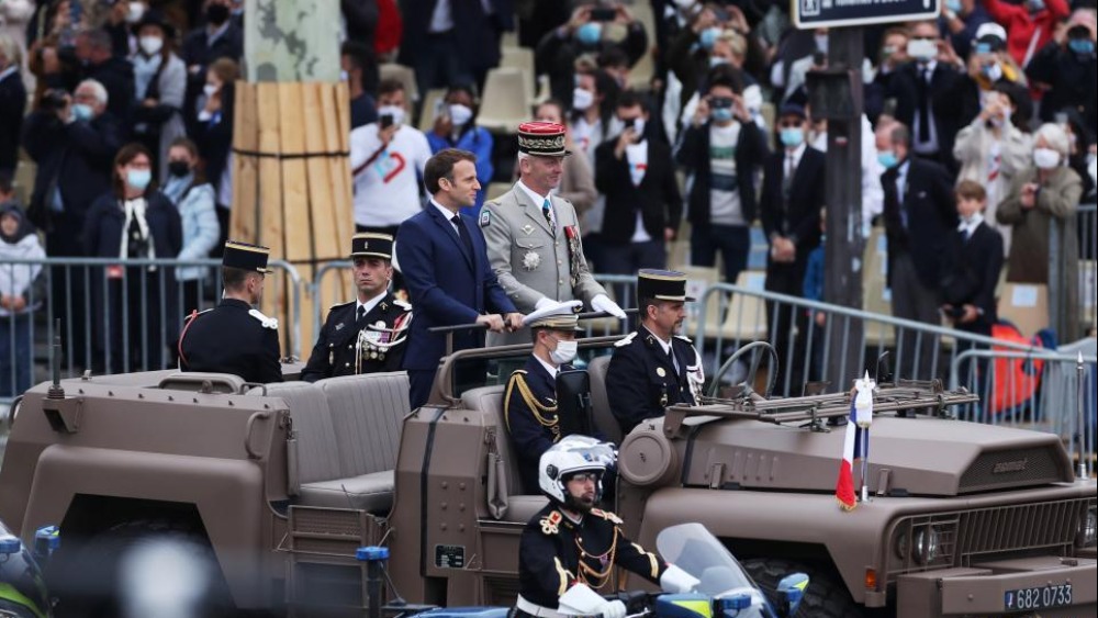 法国举行国庆阅兵式