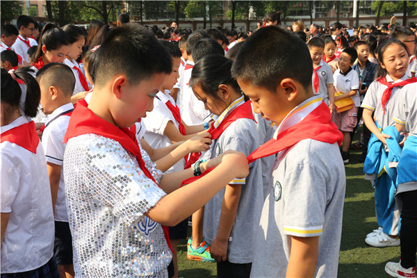 成都市青白江区大弯小学举行一年级新生入队仪式