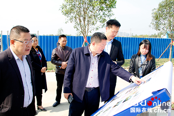 图片默认标题_fororder_刘朝平(右三)一行考察彭州市柳河沿线综合整治项目-摄影-高学兵
