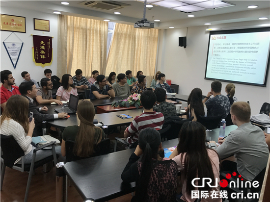 【十九大时光】外国留学生：中国政府的正确领导让中国人民对未来充满期待