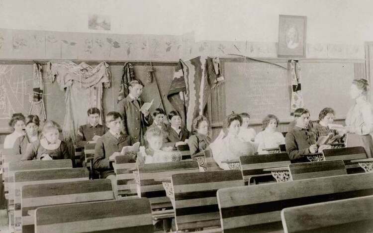 起底丨淌血的历史!北美原住民儿童寄宿学校惨剧重见天日