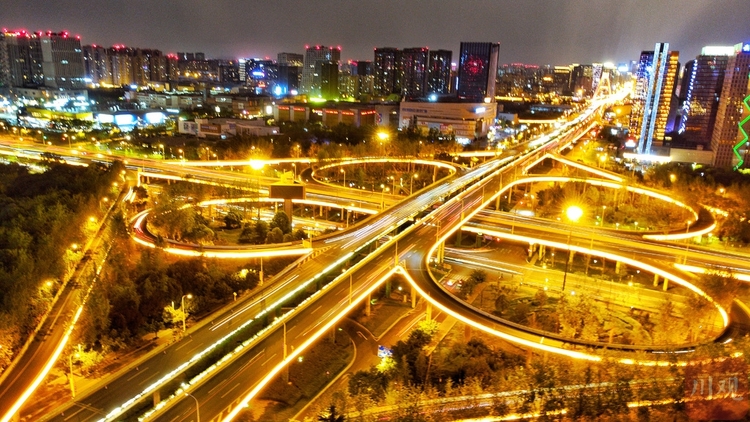 （中首）成都教师耗时四个月 集齐成都立交桥最美夜景