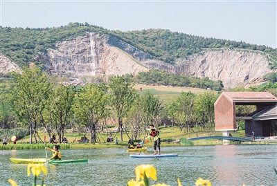 （焦点图）南京江宁汤山矿坑公园景色宜人 游客享受美景