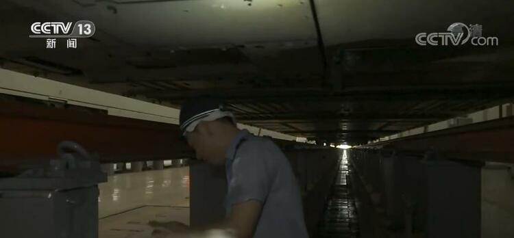 高温下的坚守 | “闷罐”里的“清肺师” 清洗动车空调为旅客送去清凉舒适