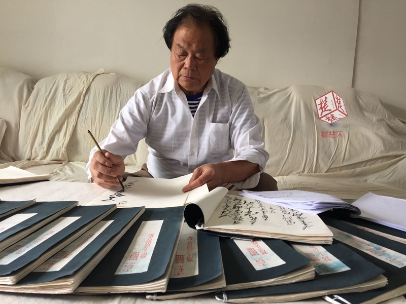 厉害了！湖北书法家通宵达旦手抄十九大报告 抄写花4天3夜