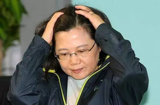 蔡英文晒照悼念老师遭批 网友：老师是不是被她气走的