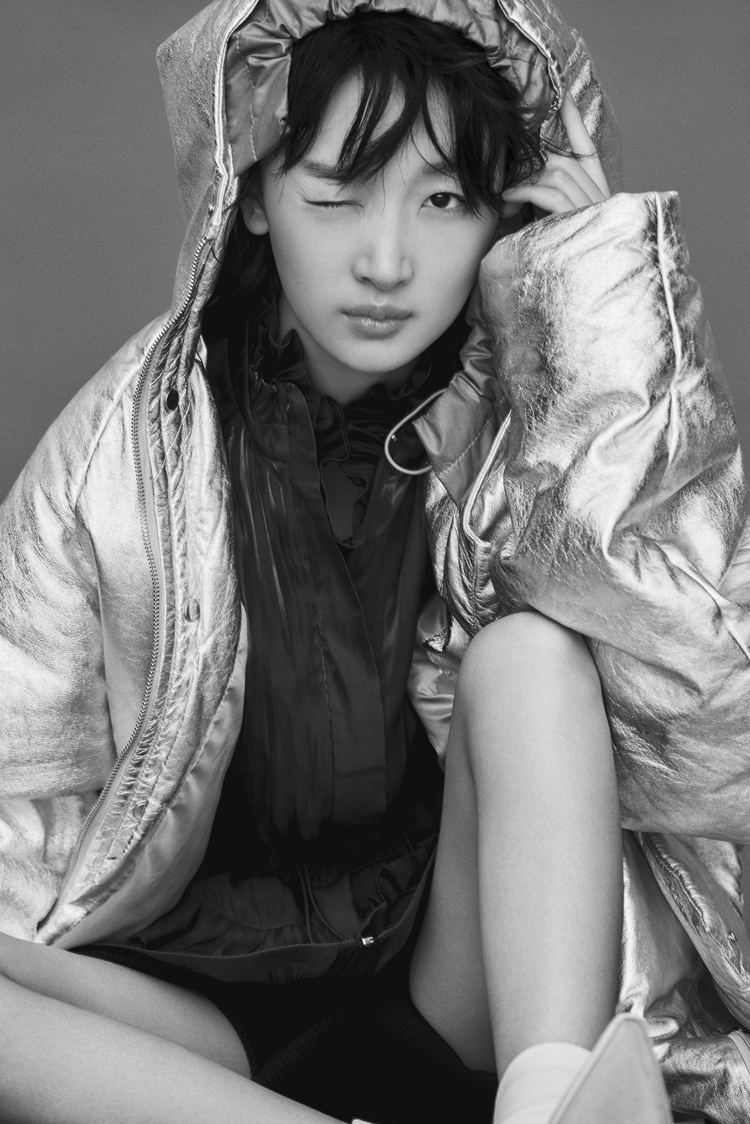 连登银十四刊封面! 周冬雨灵动有趣时髦度开挂