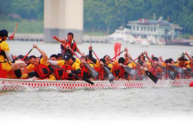 南宁龙舟赛回归邕江大桥水域  将竞技体育与文化地标相融合