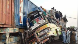 巴基斯坦客车与卡车相撞致29死46伤 车身严重变形