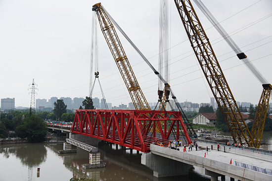 （苏州市交通局）苏州G346浏家港大桥半幅钢桁架吊装成功_fororder_图片91