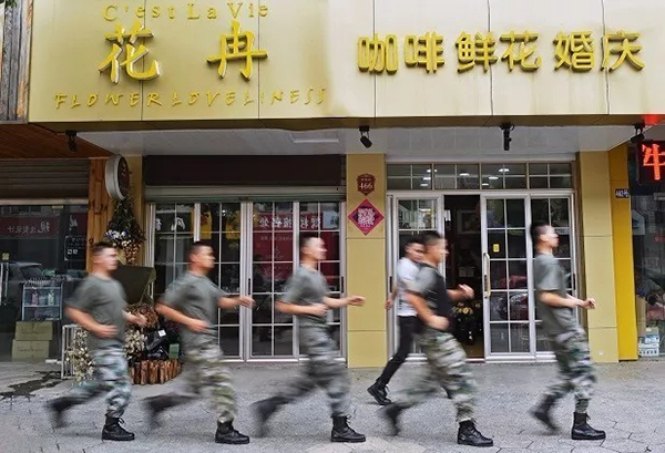 17名退伍兵开花店走红:军事化管理 相约单身到30岁