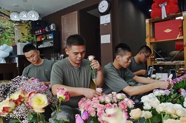 17名退伍兵开花店走红:军事化管理 相约单身到30岁