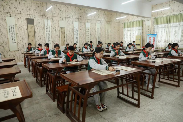 南昌市洪都中学书法临摹课堂(供图南昌市洪都中学)
