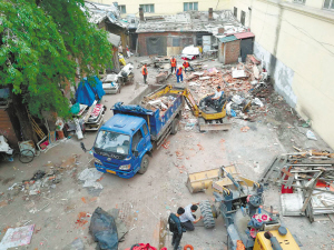 道里区中央大街辅街拆除违建和煤柈棚工作初战告捷