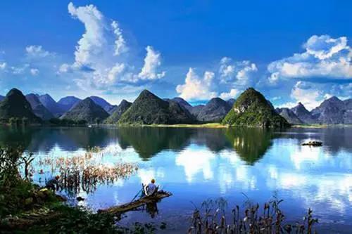 习近平绘出“天蓝山绿水清”的江山丽景图