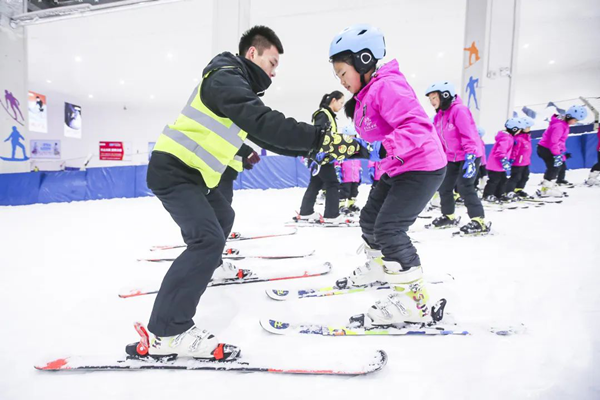 工作人员正在进行滑雪教学 供图 重庆际华园