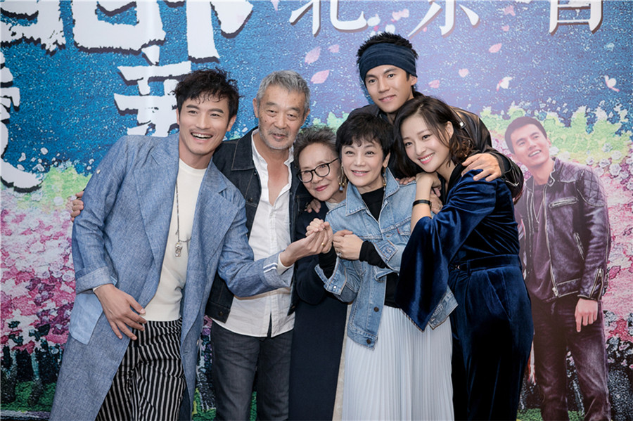 郎月婷亮相《相爱相亲》首映 分享一家三口有