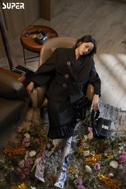 欧阳娜娜全新封面大片发布 自己量身打造时尚造型 欧阳娜娜全新封面大片发布 自己量身打造时尚造型