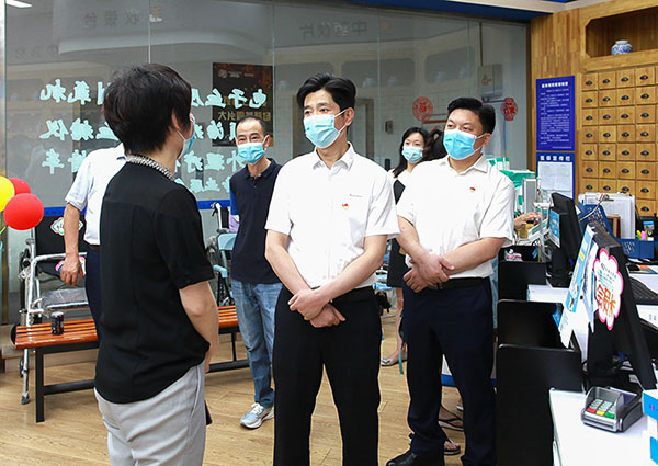 自贡自流井:筑牢防控屏障 守护群众健康_fororder_1调研现场