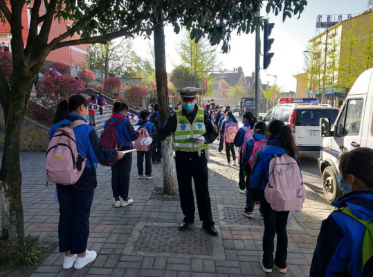 OK【重庆武隆区公安局供稿】重庆武隆开学首日 公安民警全力护航校园安全