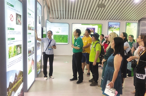 环保志愿者走进生态环境科教馆参观学习