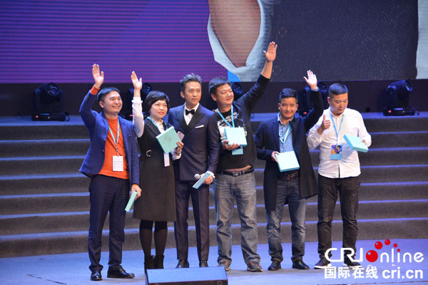 图片默认标题_fororder_酷比手机品牌代言人邓超与嘉宾互动