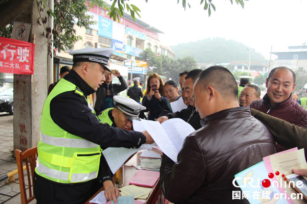 图片默认标题_fororder_发放宣传资料-（摄影-熊一力）