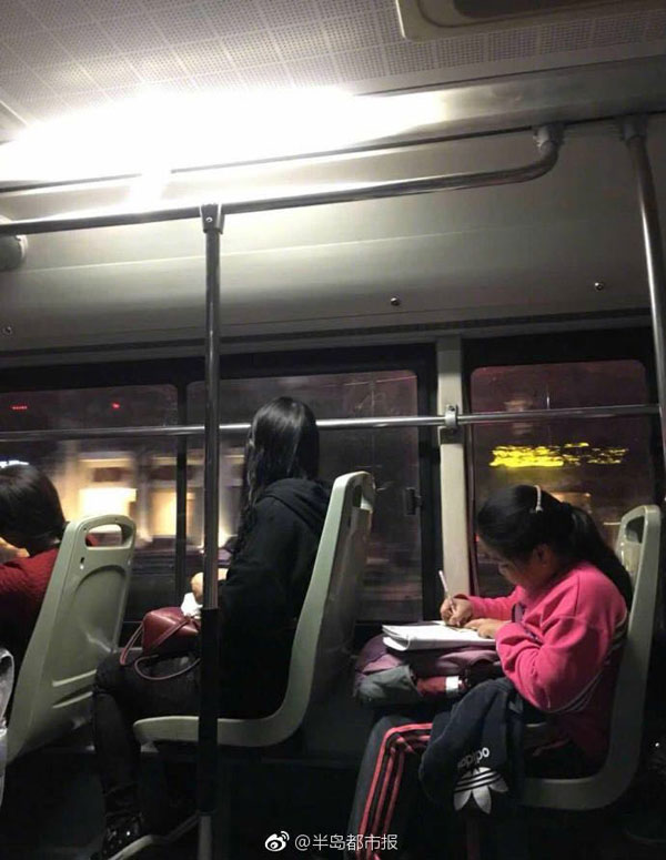 อบอุ่นหัวใจสุดๆ คนขับรถเมล์เปิดไฟบนรถให้เด็กนร.เขียนการบ้าน