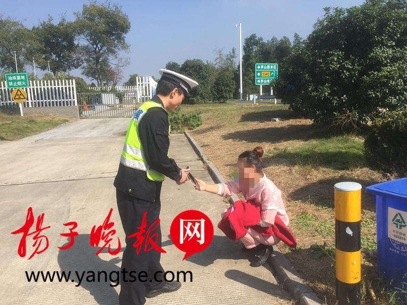 与丈夫激烈争吵后下车 年轻女子穿睡衣徒步高速