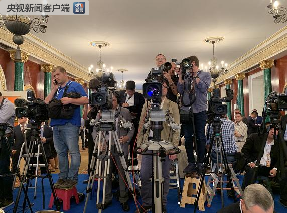 习近平主席即将同普京总统出席签字仪式并共见记者