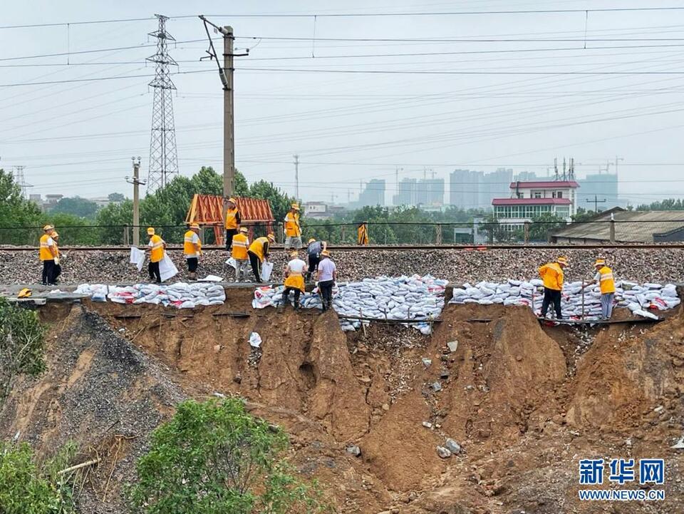 河南郑州：抢修铁路