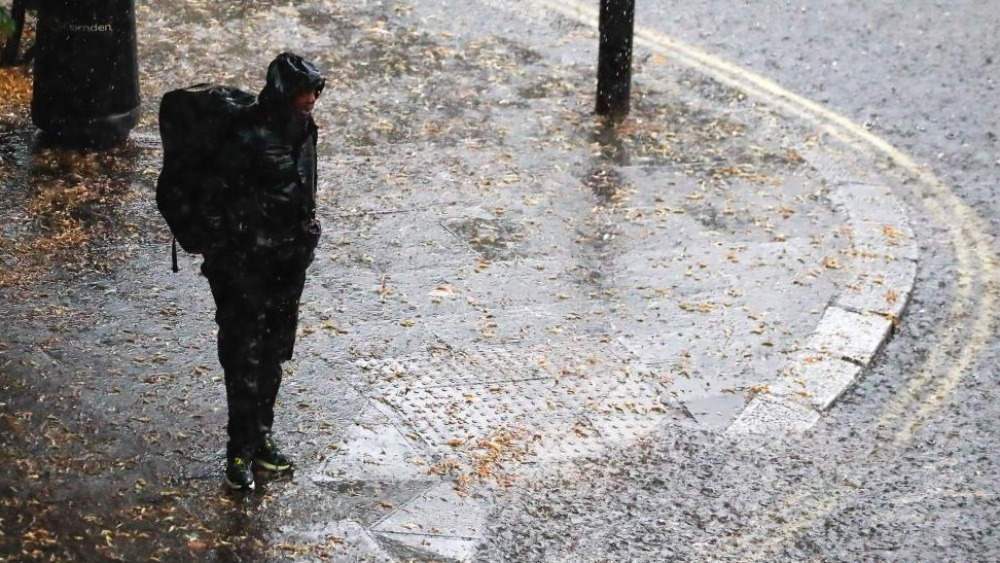 英国伦敦遭遇强雷雨天气