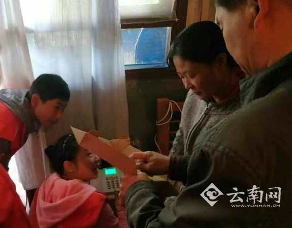 敬老节走“亲戚” 昆明之美为低保户送温暖