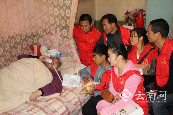 敬老节走“亲戚” 昆明之美为低保户送温暖