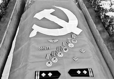 缉毒警牺牲生前从未公布照片 死后棺椁上摆满奖章