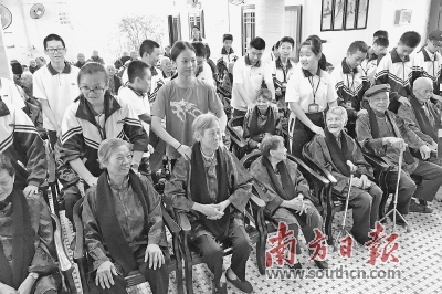 东莞石龙中学生重阳节为老人捶背揉肩