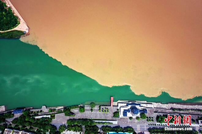 Dua Sungai Bertemu Bentuk Dua Warna Dua Sungai Bertemu Bentuk Dua Warna_fororder_6666